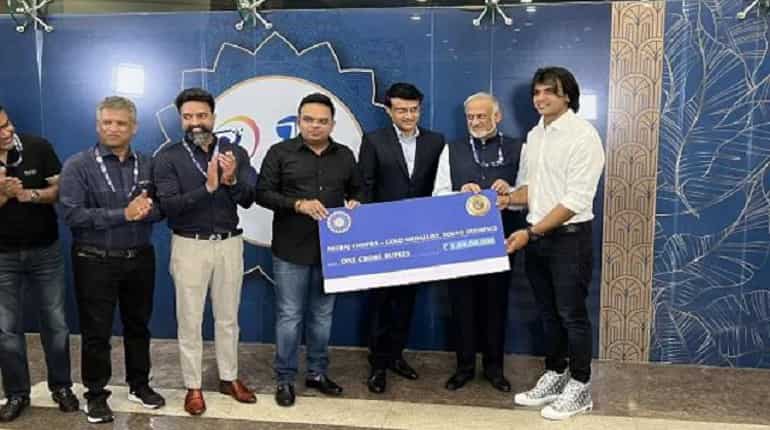 BCCI felicitates Tokyo Olympians, including gold medallist Neeraj Chopra, ahead of CSK vs KKR opening clash BCCI felicitates Tokyo Olympians, including gold medallist Neeraj Chopra, ahead of CSK vs KKR opening clash
