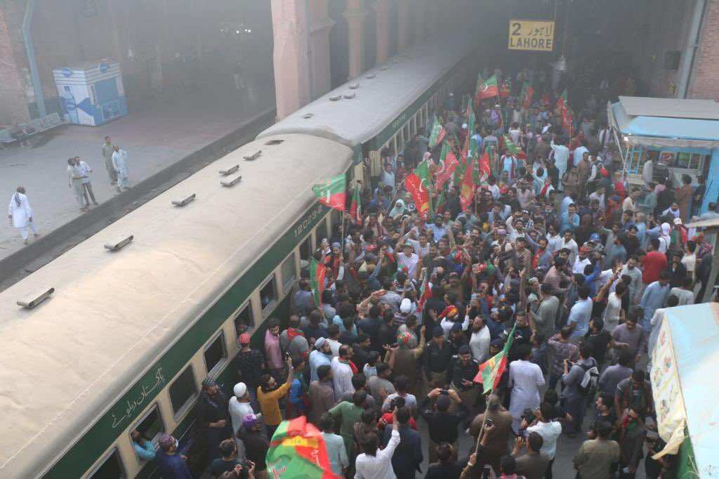 Pakistan: Imran Khan supporters chant slogans in support amid political crisis