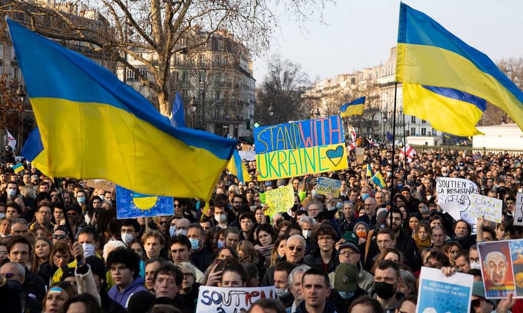 Ukraine under attack: Russians come out in support of Ukraine