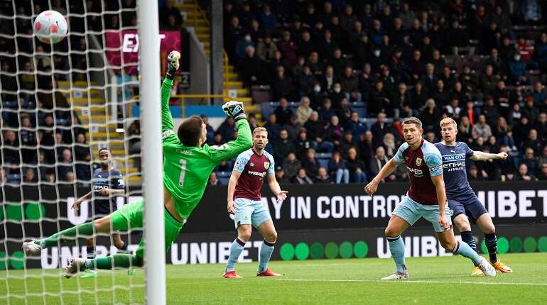 Premier League: De Bruyne, Gundogan strike as Man City reclaim top spot from Liverpool with 2-0 win vs Burnley