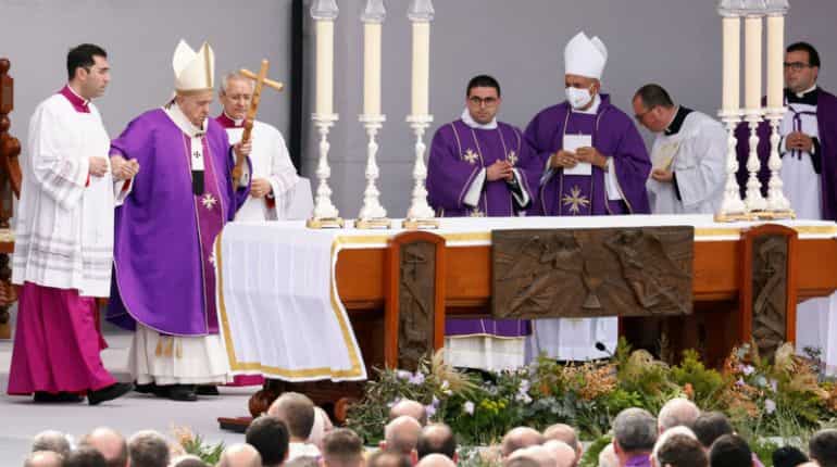 Pope struggles with leg pain on Malta trip, defends migrants Pope struggles with leg pain on Malta trip, defends migrants