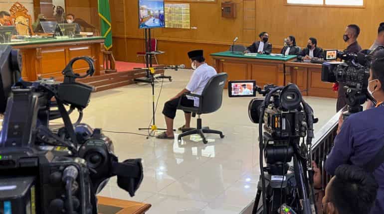 Indonesian teacher condemned to death for raping 13 students Indonesian teacher condemned to death for raping 13 students