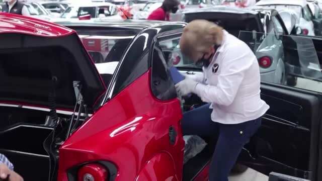 Zacua, the electric car brand hires women from directors to sales division