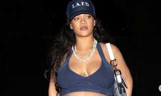 Rihanna cleans restaurant along with staff post a fun girls' night out