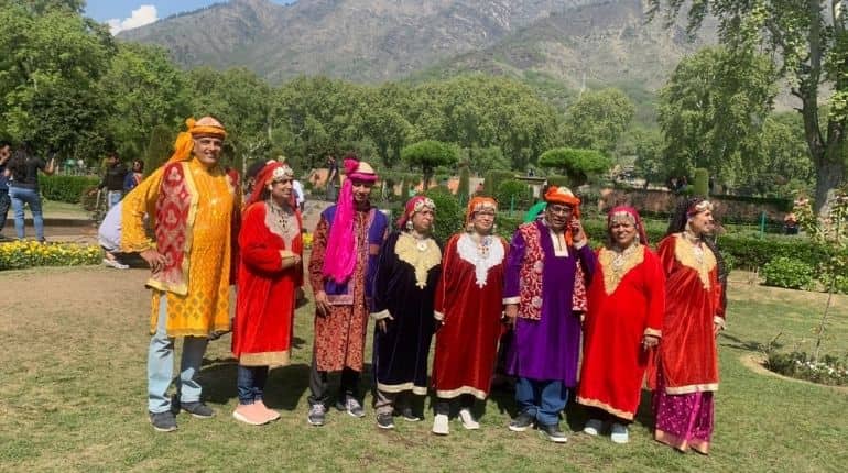 Tourism in Kashmir breaks all records as 3,40,000 visitors throng valley in 3 months 