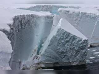 Long-lasting effects of Global Warming: Atmospheric rivers destabilising ice shelves