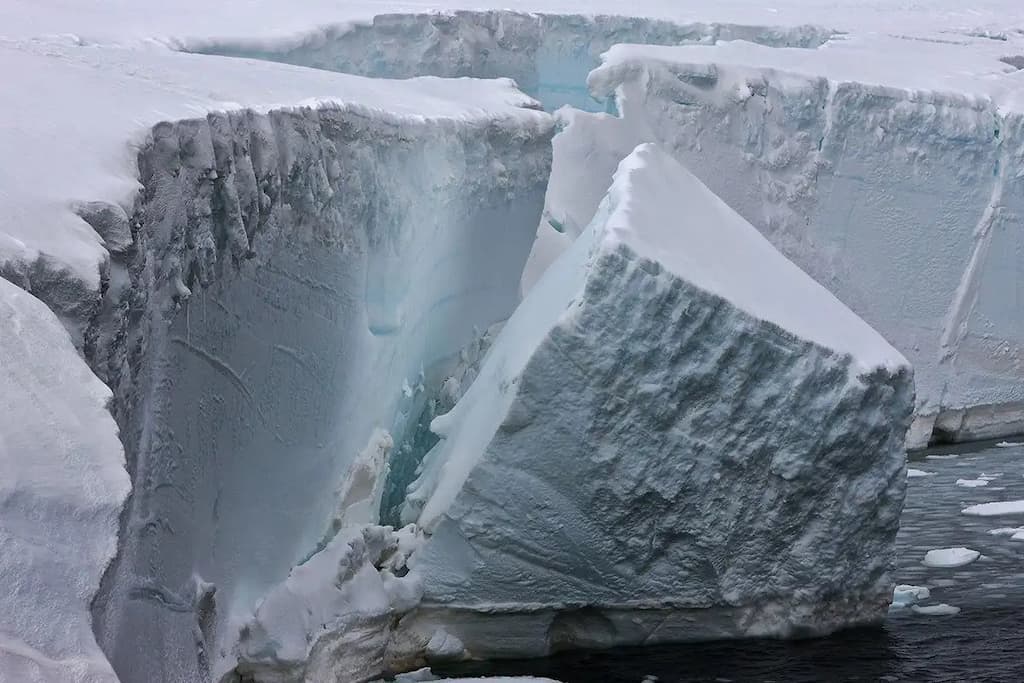 Long-lasting effects of Global Warming: Atmospheric rivers destabilising ice shelves