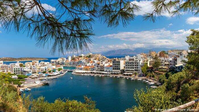 Greece prepares for tourist season as Greek govt lifts COVID restrictions