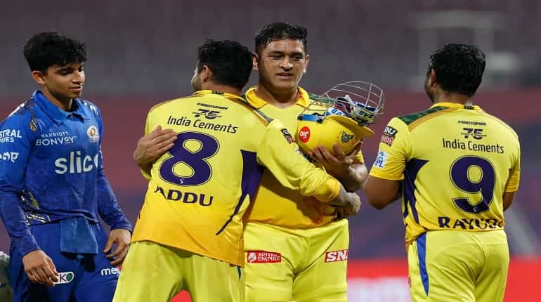 IPL 2022: Ravindra Jadeja bows down to MS Dhoni after thrilling victory over Mumbai Indians - WATCH IPL 2022: Ravindra Jadeja bows down to MS Dhoni after thrilling victory over Mumbai Indians - WATCH