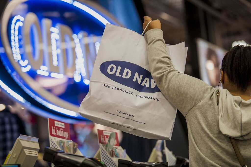 Gap cuts quarterly sales forecast