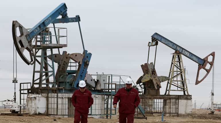 European Union tentatively agrees on $60-per-barrel price cap on Russian oil
