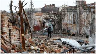 Russia resumes attack on Mariupol, Ukraine soldiers holed up in steel plant