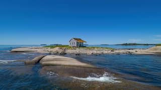 'World's loneliest house' situated on a deserted island in the US goes up for sale