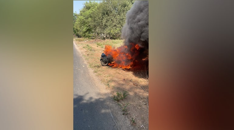 India: Irate over repeated snags, man sets his e-scooter on fire India: Irate over repeated snags, man sets his e-scooter on fire
