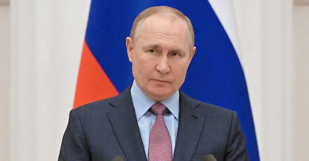 'Moscow unaffected by sanctions,' Putin warns nations against interfering