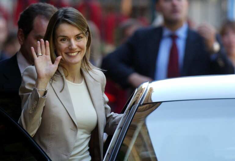 Queen of Spain presents grenades to Ukraine, sends sausages with victory letter