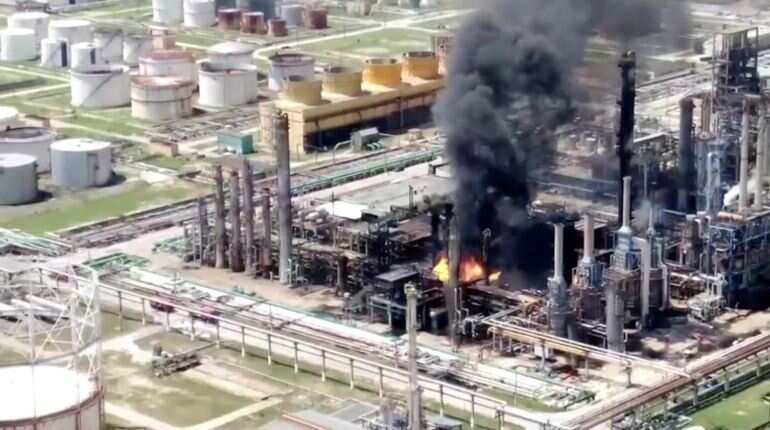 Missile attack at Iraqi oil refinery results in tank fire, say security forces Missile attack at Iraqi oil refinery results in tank fire, say security forces