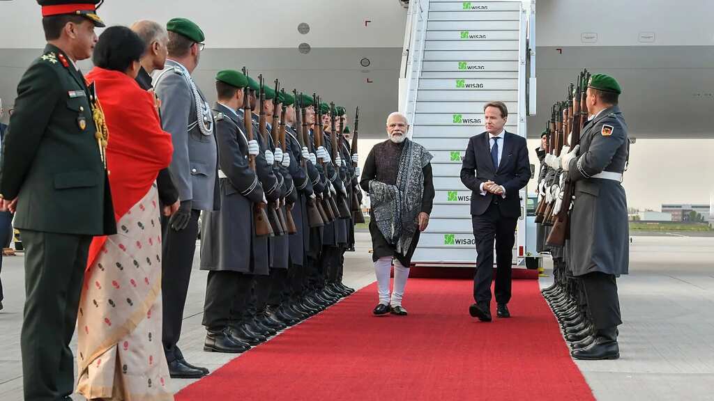 Indian PM Narendra Modi receives Guard of honour in Berlin