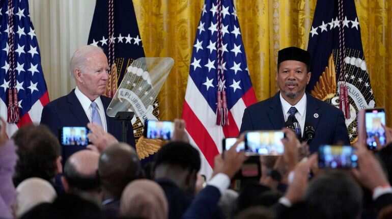 Muslims make US stronger every single day. They are being targeted with violence: Biden Muslims make US stronger every single day. They are being targeted with violence: Biden