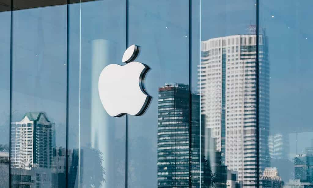 EU slams Apple for restricting pay system access