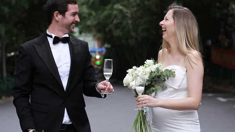 Shanghai couple braves COVID-19 lockdown to get married in car park of their building Shanghai couple braves COVID-19 lockdown to get married in car park of their building