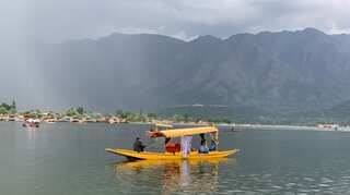 As India reels under heat wave, Kashmir temperatures at below 20 degrees