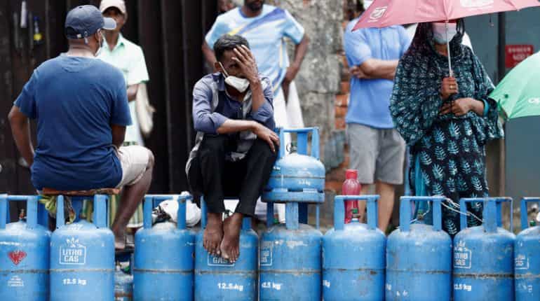 Sri Lanka runs low on gas as supporters rally for embattled prime minister