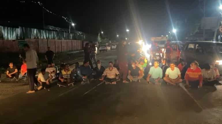 Kashmiri Pandit shot dead by terrorists, community protests across Kashmir Kashmiri Pandit shot dead by terrorists, community protests across Kashmir