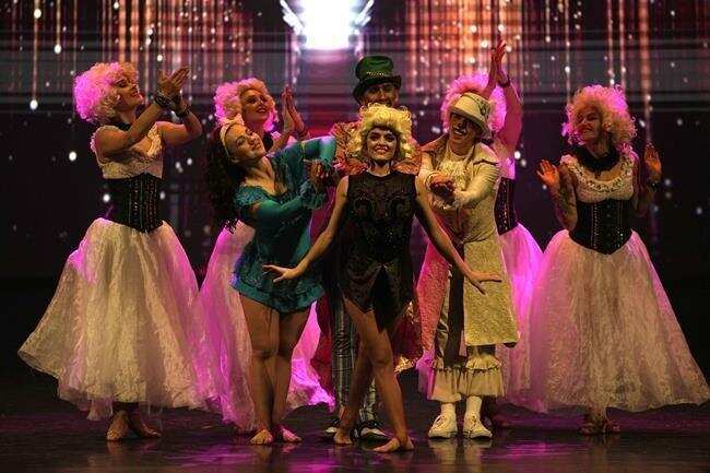 Ukrainian performers raise money for families back home, amid war