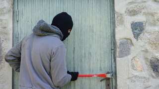 Oblivious to the heist's value, thieves in Hong Kong sell a $292 million scroll for $25