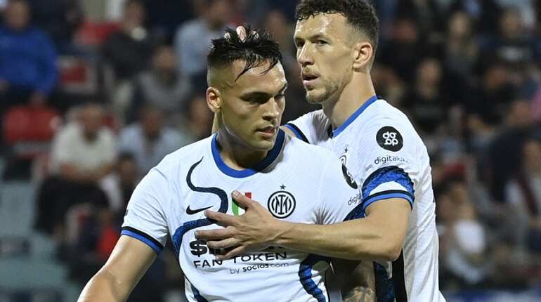Lautaro Martinez scores a double as Inter Milan take Serie A title race to final day with victory at Cagliari