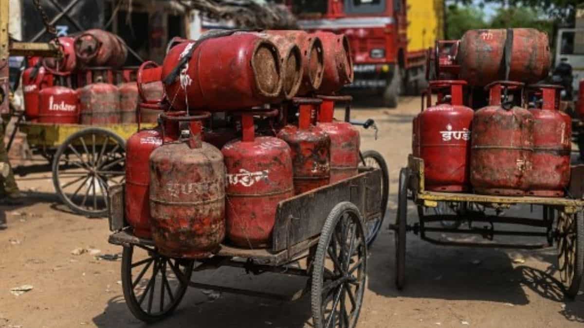 Domestic LPG prices hiked again, cross ₹1000-mark in Delhi Domestic LPG prices hiked again, cross ₹1000-mark in Delhi
