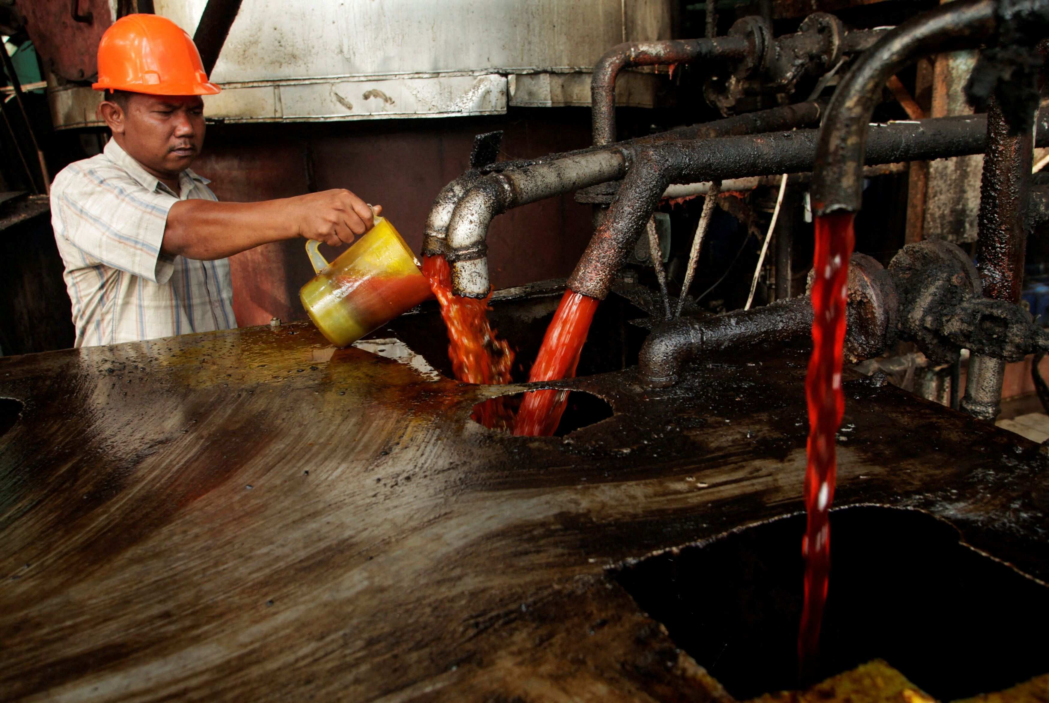 Indonesia announces to lift palm oil exports ban from Monday Indonesia announces to lift palm oil exports ban from Monday