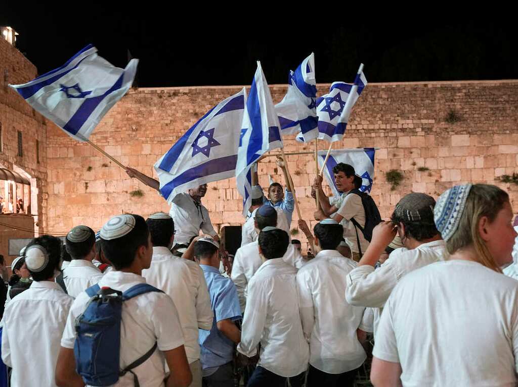 Violence erupts at Al-Aqsa mosque, rioters pelt stones at forces stationed outside mosque
