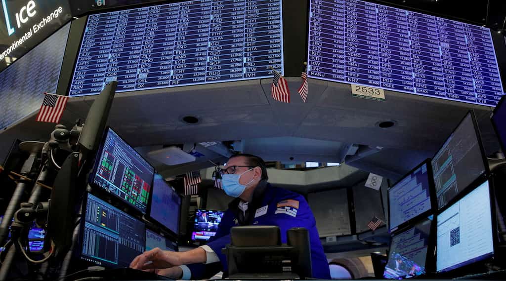 Asia stocks hit 3-week top, dollar near 5 weeks low