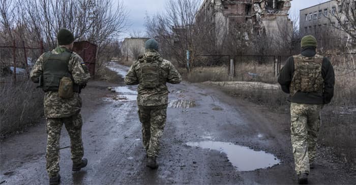 Russia scraps upper age limit for military recruits
