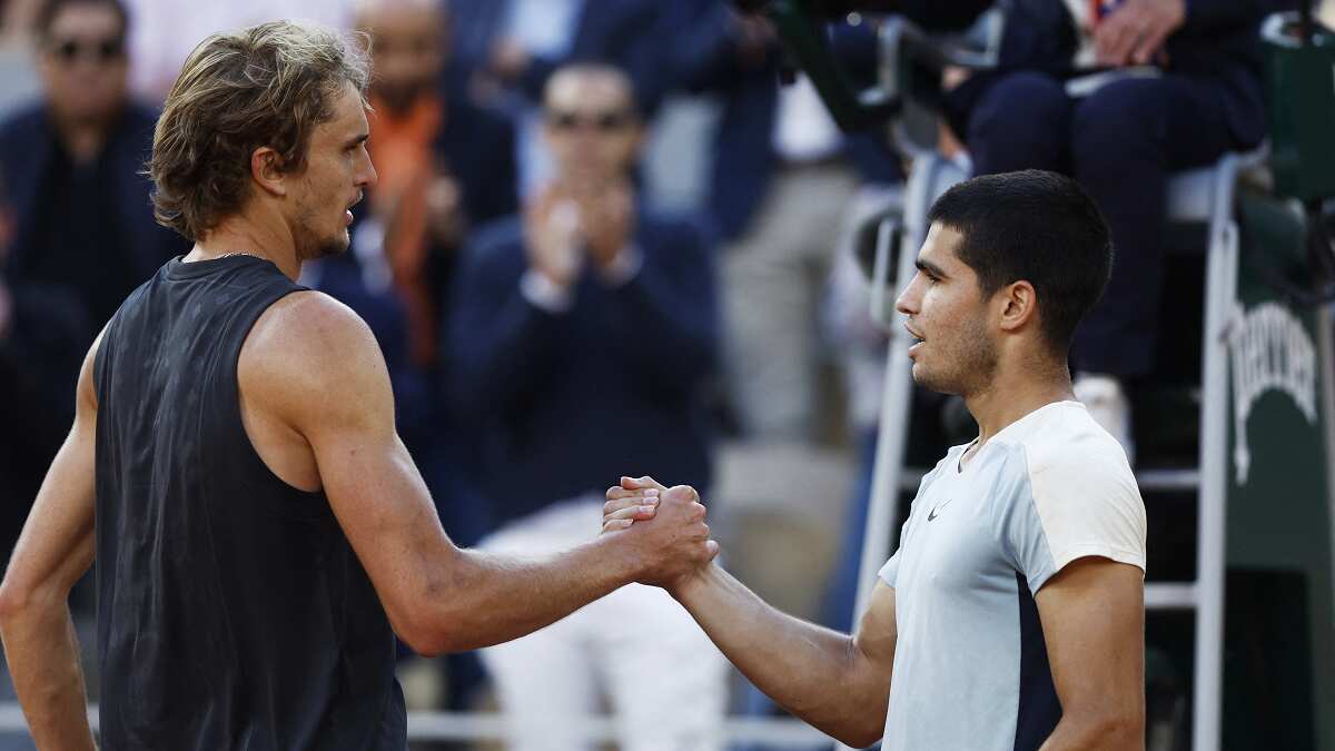 Alexander Zverev outlasts Carlos Alcaraz to enter semi-finals at French Open 2022 Alexander Zverev outlasts Carlos Alcaraz to enter semi-finals at French Open 2022