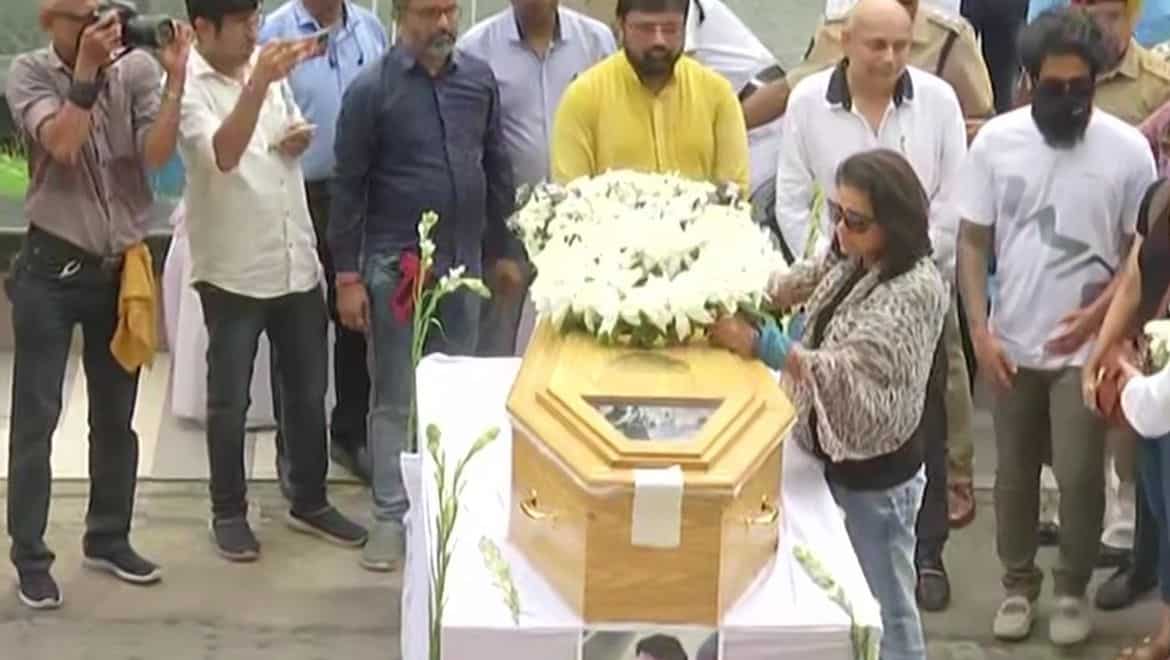 Singer KK's wife Jyothi Krishna offers flower as she has the last look at his mortal remains