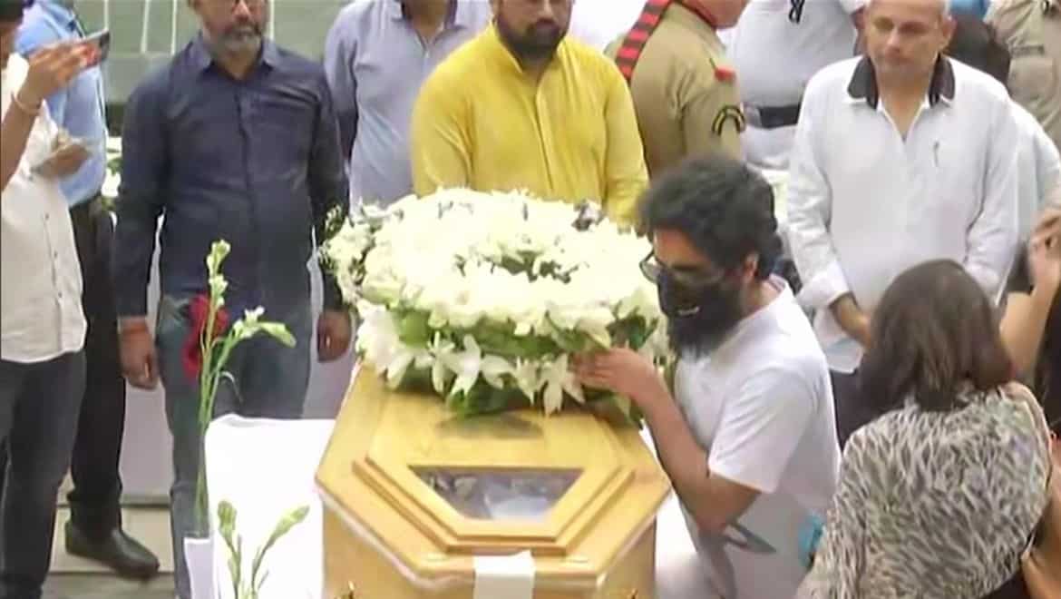 Singer KK’s son, Nakul Krishna Kunnath paying his last respect to his father KK