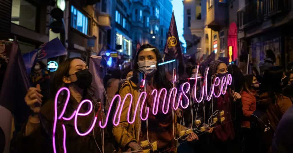Anti-femicide group goes on trial in Turkey, hundreds of women gather in support