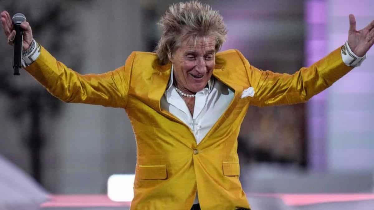 Crowd goes bonkers seeing Sir Rod Stewart on stage