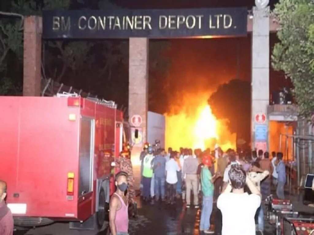 Bangladesh: Fire breaks through a container depot