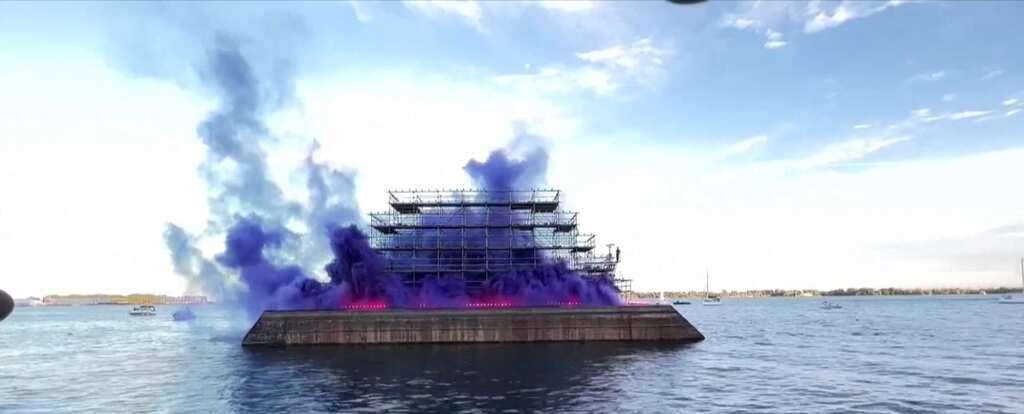 'A Tribute to Toronto': Art exhibit fills Toronto skies with Purple 'Gas'