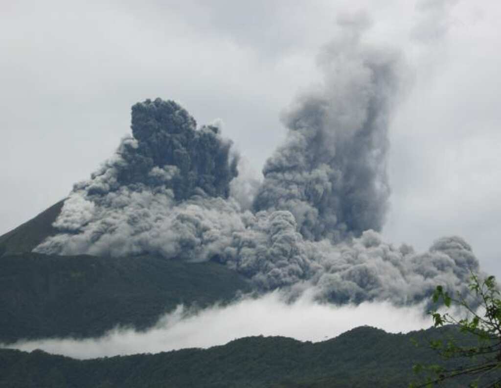 Philippines: Mt. Bulusan roars into action, steam-rich plumes of smoke turns the sky grey