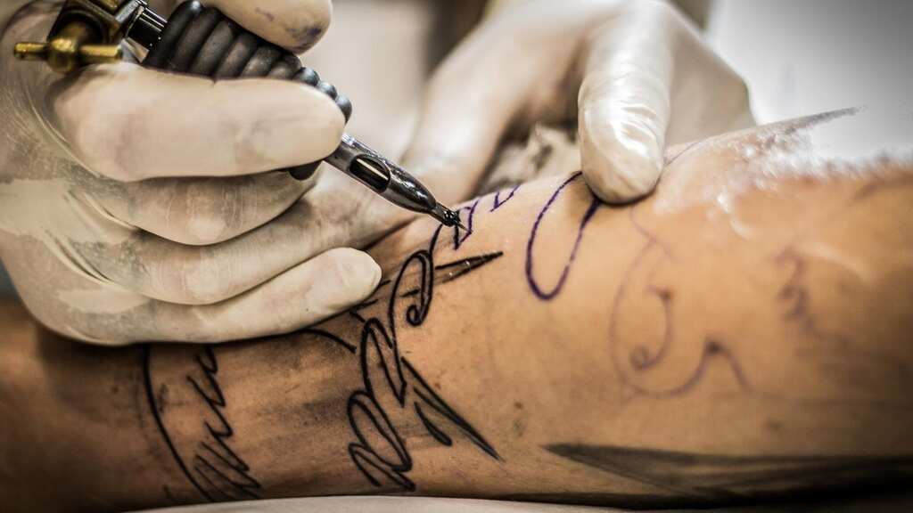 In China, authorities ban tattoos services for minors