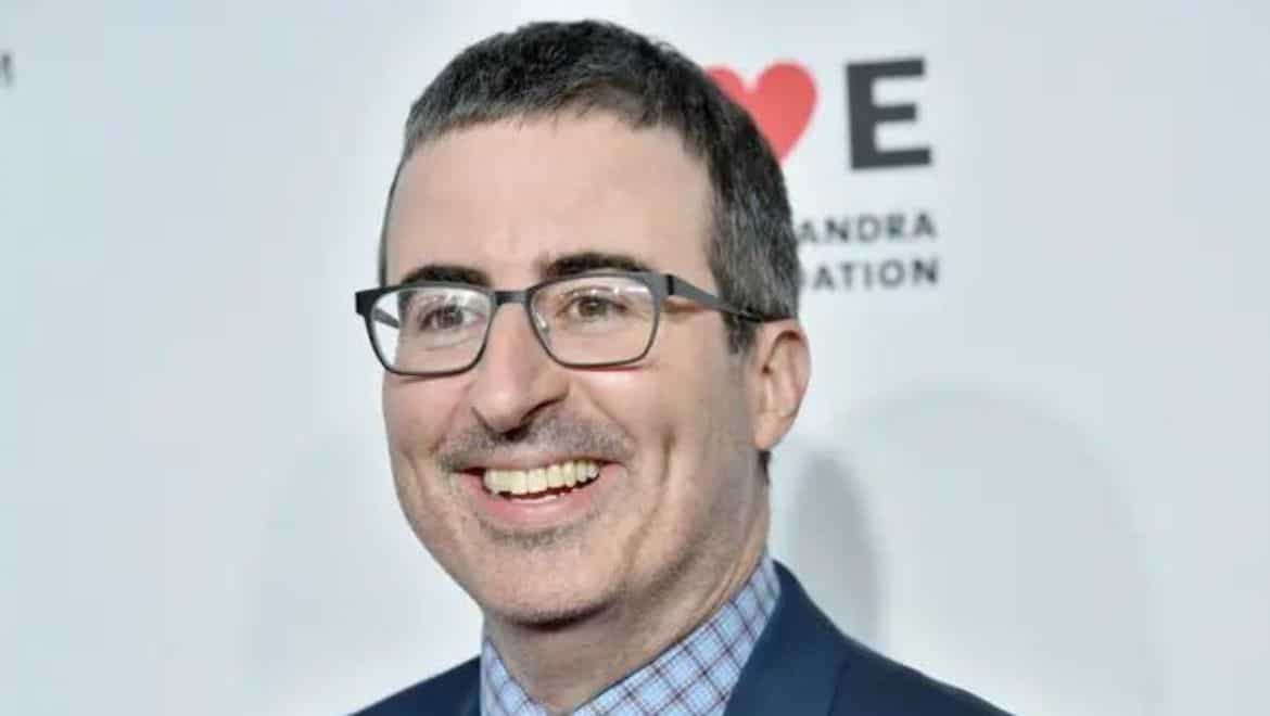 Comedian John Oliver proposes to buy controversial Australian banana statue for $10 Comedian John Oliver proposes to buy controversial Australian banana statue for $10