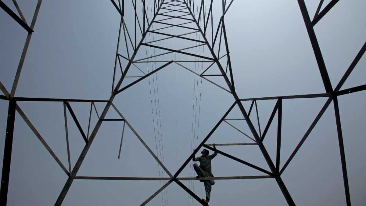 Facing 'severe' energy crisis, Pakistan reverts to five-day work week Facing 'severe' energy crisis, Pakistan reverts to five-day work week