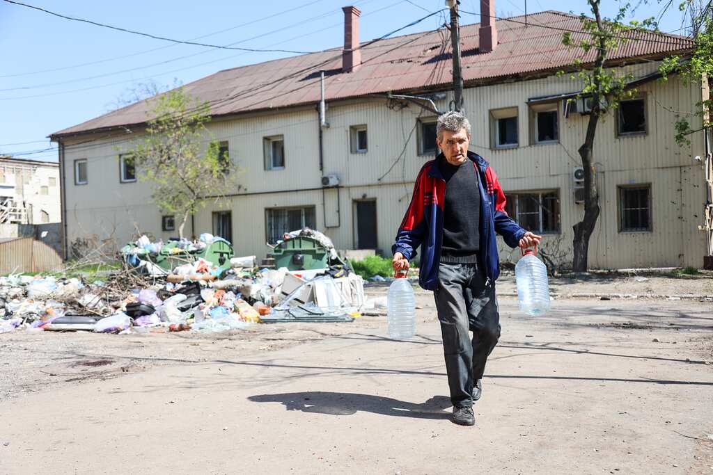 Cholera fears in Ukraine's Mariupol as Mayor says city is drowning in rubbish & sewage