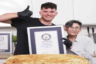 Over 20 kg! Two chefs break record by cooking world's largest chicken nugget - WATCH