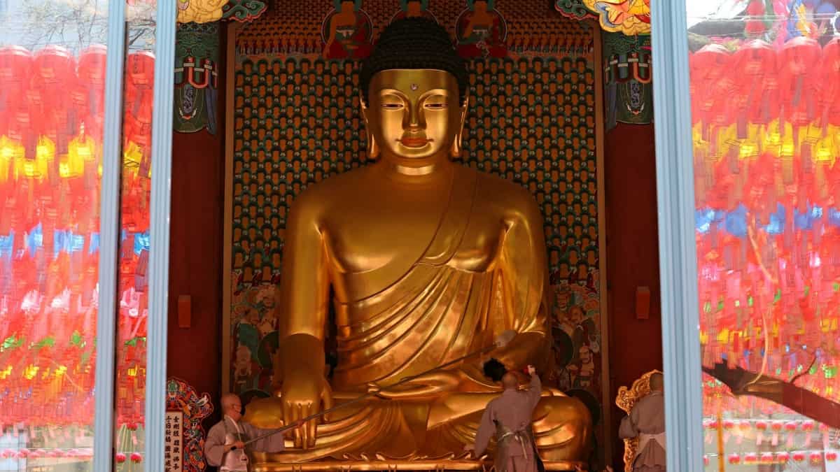 People in Mongolia wait eagerly to pay homage to Lord Buddha's relics from India People in Mongolia wait eagerly to pay homage to Lord Buddha's relics from India